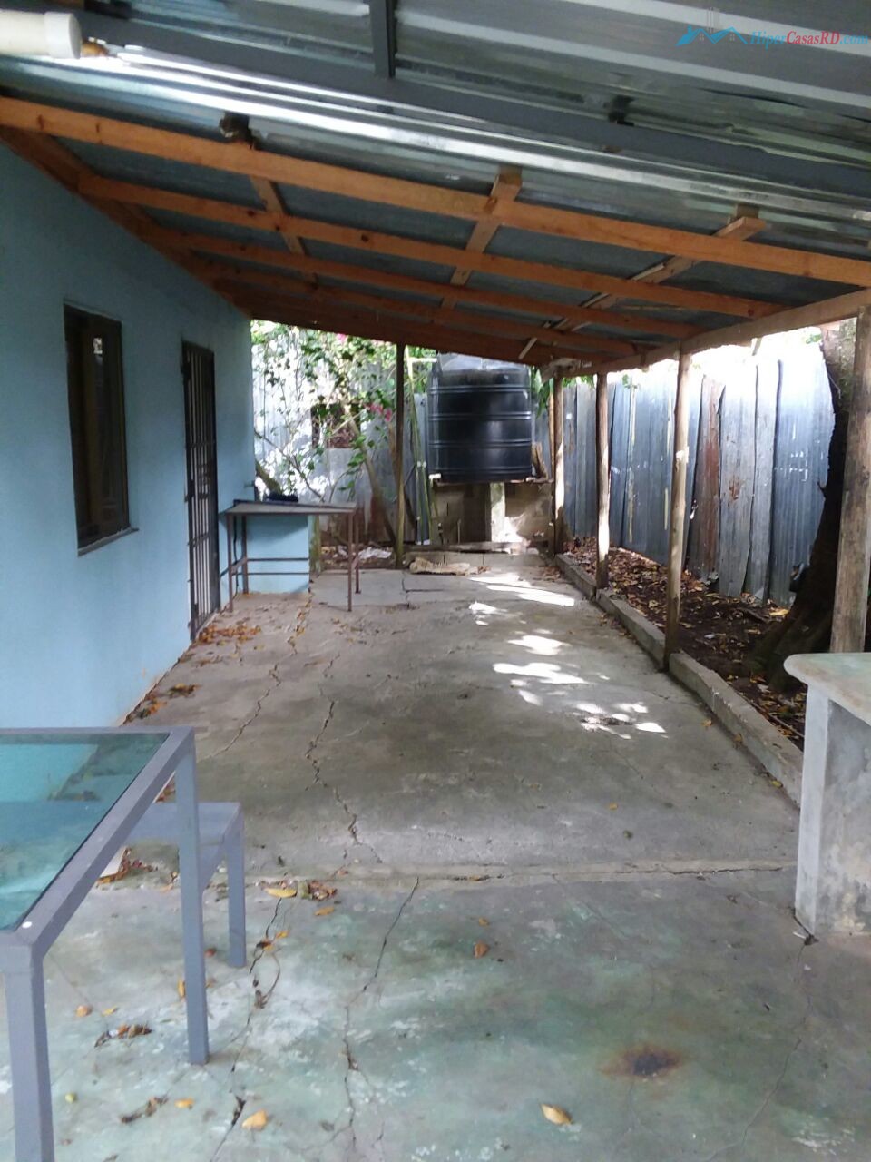 CASA CON PATIO Y ARBOLES - Hipercasas
